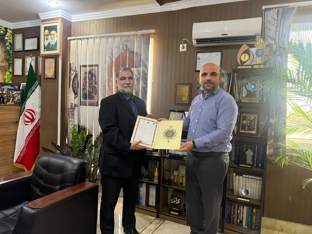 تجلیل از دکتر آقا سید مرتضی به پاس اقدام انسان دوستانه در جنگ ۱۲ روزه 1404 2 تجلیل از دکتر آقا سید مرتضی به پاس اقدام انساندوستانه در جنگ ۱۲ روزه 1404-2